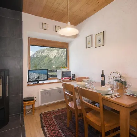 Le Grand-lemps Sleeps 5 Apartament *